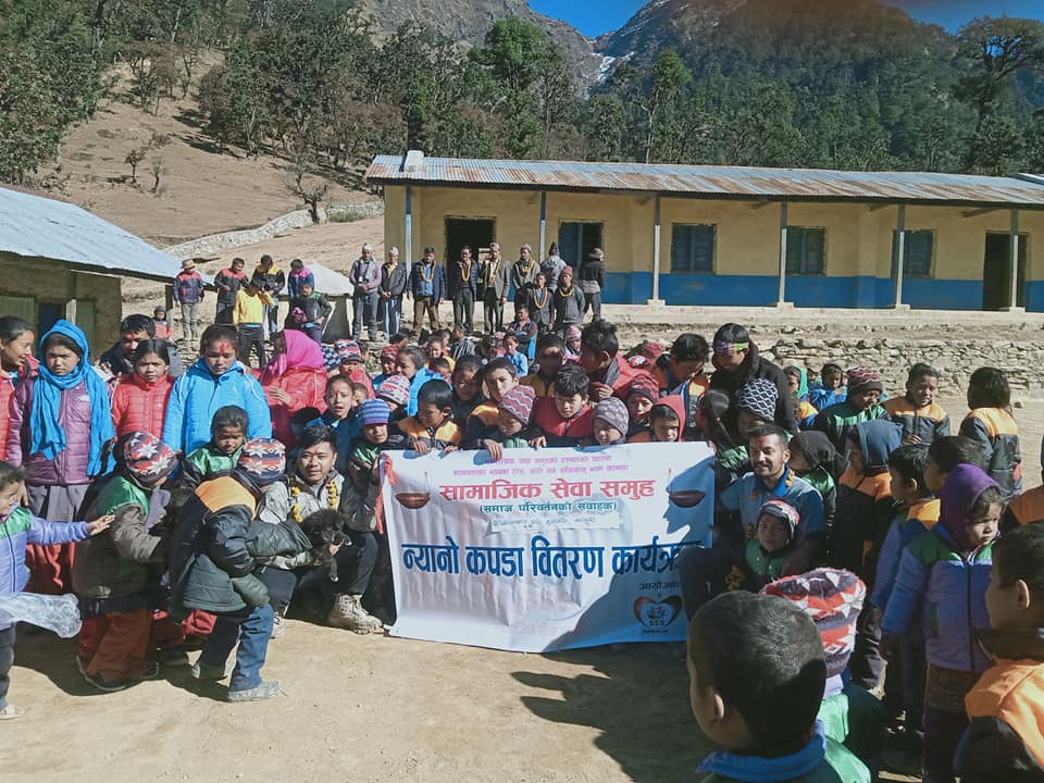 बालबालिकालाई न्यानो कपडा बितरण