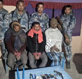 तीन जना हतियारसहित पक्राउ