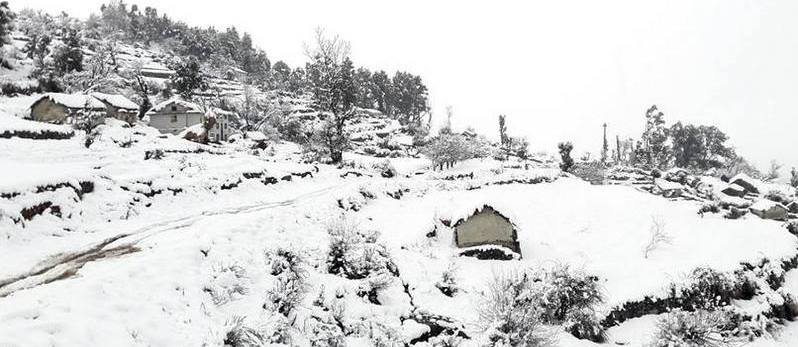 बाजुरामा हिमपात र बर्षा, मार्तडी काेल्टी सडककाे पाेरखे लेखमा हिमपातले यातायात बन्द