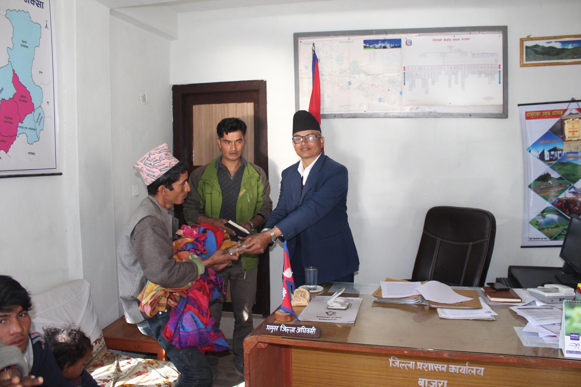 अलपत्र बच्चालाई उद्धार र आर्थिक सहयोग