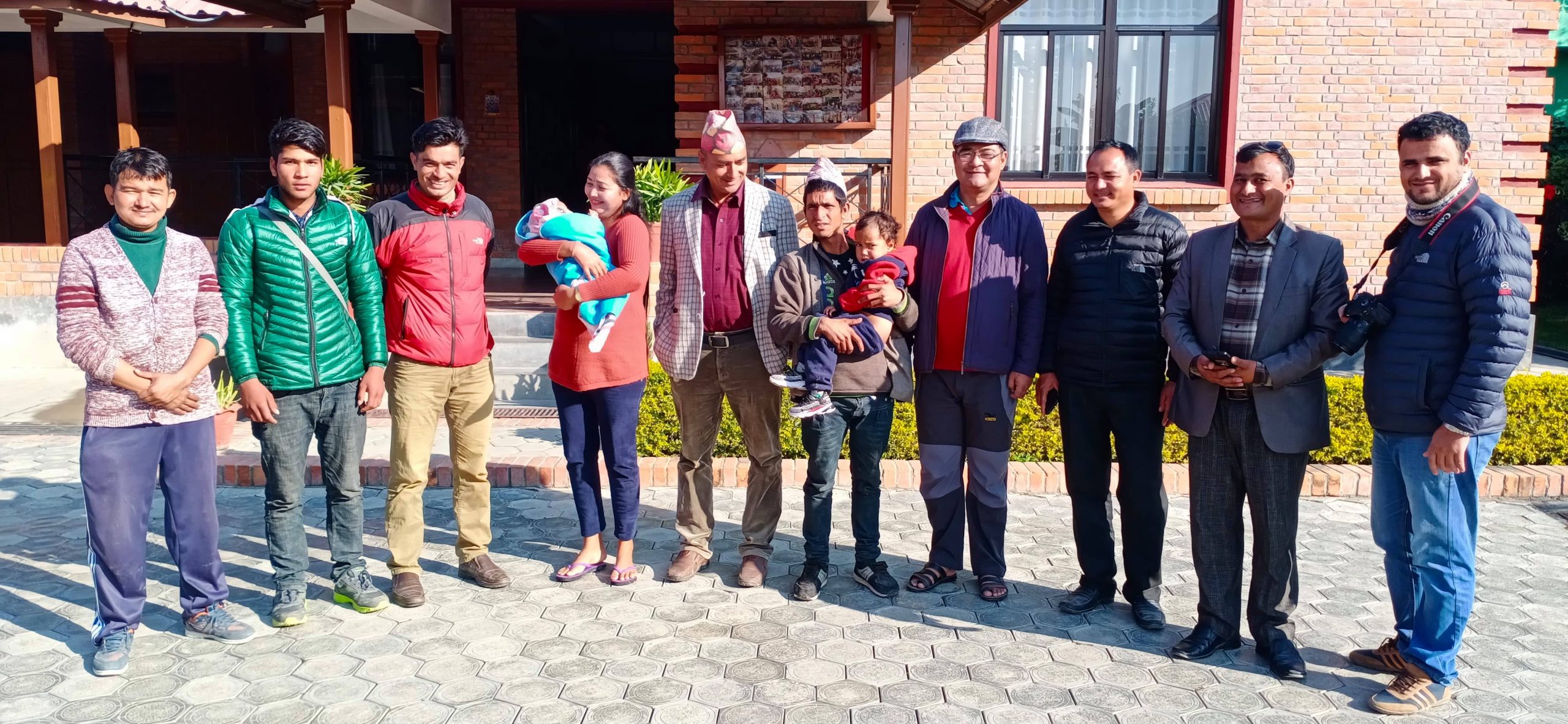 अलपत्र बच्चालाई लिएर गाँउपालिका अध्यक्ष आफै पुगे एसोएसमा