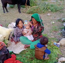 दुधे वालक बोकेर औल झर्दै जनजाति महीला