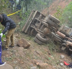 मिनीट्रक दुर्घटना हुँदा दुई जनाको मृत्यु, ६ जना घाइते