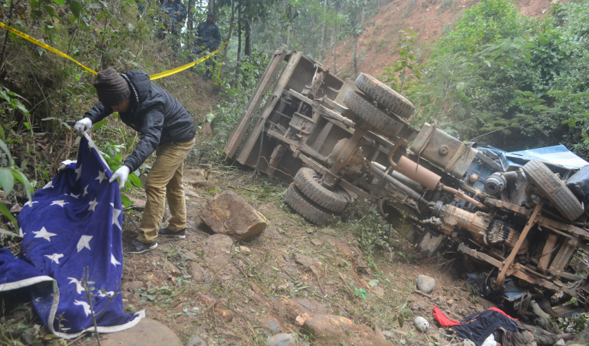 मिनीट्रक दुर्घटना हुँदा दुई जनाको मृत्यु, ६ जना घाइते