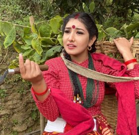 आँचलको सिउँदोमा सिन्दुर, घाँटीमा हरियो पोते किन ?