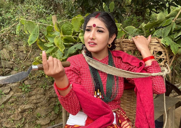 आँचलको सिउँदोमा सिन्दुर, घाँटीमा हरियो पोते किन ?