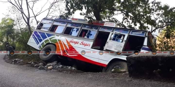 बस दुर्घटना, ६ चिनियाँ नागरिकसमेत १० को मृत्यु