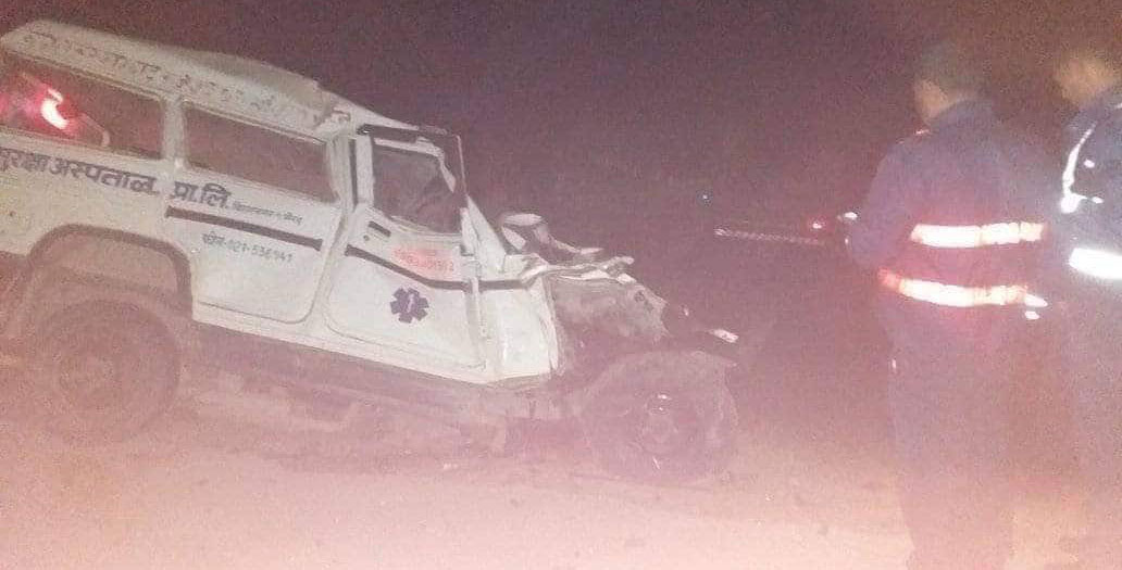जयपुथ्वी राजमार्गमा एम्बुलेन्स दुर्घटना, तीनजना घाइते,एम्बुलेन्स चालक फरार