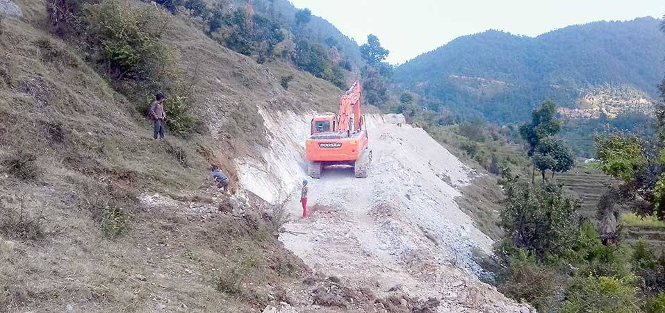 डोजरले चिरिँदै पहाड