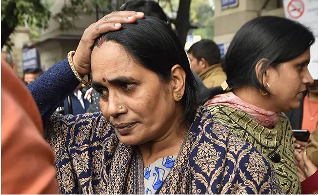 निर्भयाकी आमाले दया याचिकाका लागि समय दिएकोमा रुँदै भनिन्, ‘ अदालतलाई दोषीको अधिकारको मात्रै चिन्ता’