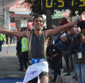 कञ्चनपुरका हिमाल टमटालाई पुरानो साइकल र मागेको पोशाकले जितायो स्वर्णपदक