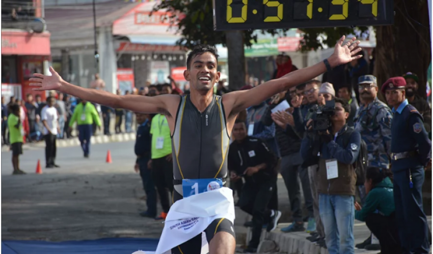 कञ्चनपुरका हिमाल टमटालाई पुरानो साइकल र मागेको पोशाकले जितायो स्वर्णपदक