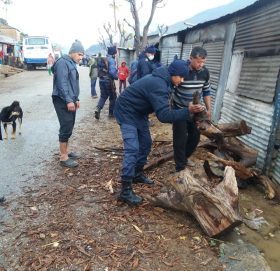सडक अतिक्रमण गरी राखिएका समाग्री र टहरा हटाउदै बाजुरा प्रहरी
