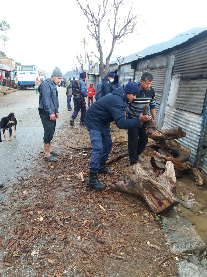 सडक अतिक्रमण गरी राखिएका समाग्री र टहरा हटाउदै बाजुरा प्रहरी