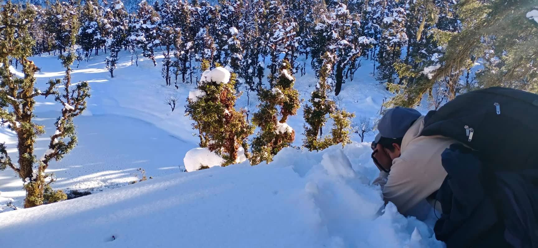 पाेरखे हिमताल हेर्न दर्जन बढि पर्यटक एकै दिनमा जान्छन (फाेटाे फिचर)