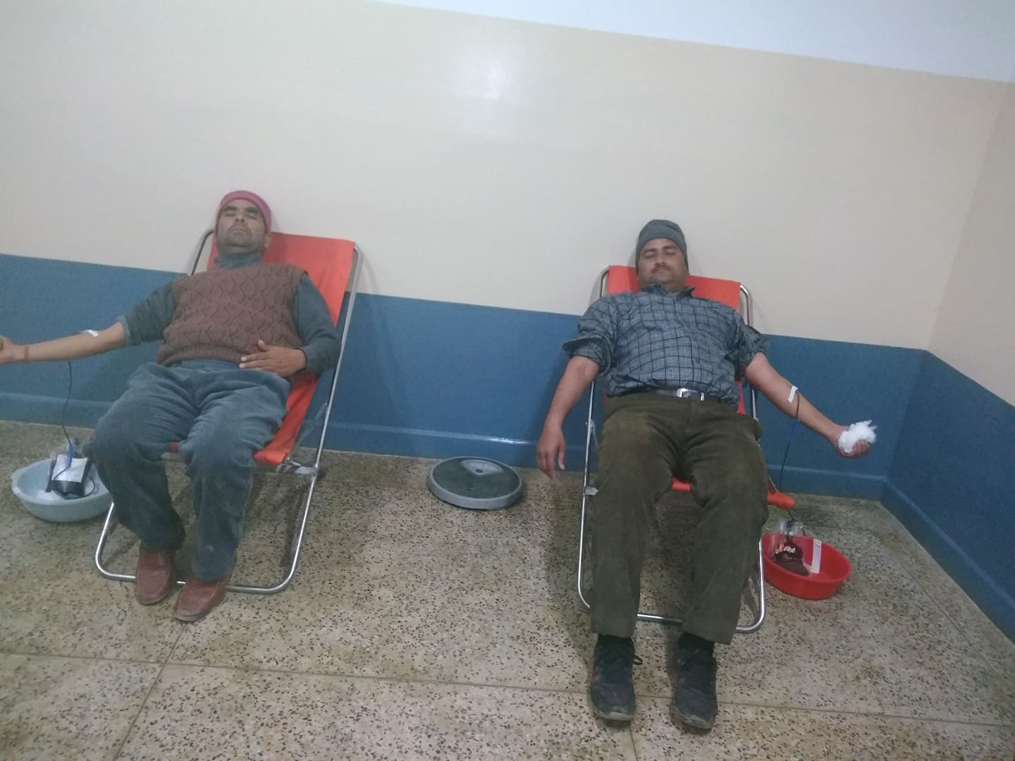 वडाअध्यक्ष बिरामी लिएर अस्पताल पुगे्, रगत दिएर बिरामी बचाए