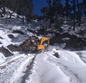 हिँउ फाल्न बडिमालिका नगरपालिकाले लगायाे डाेजर, खुल्याे एक महिना पछि मार्तडी काेल्टी सडक