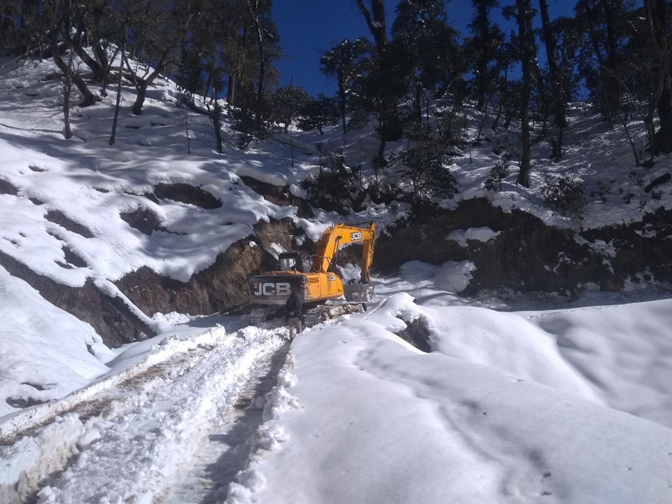 हिँउ फाल्न बडिमालिका नगरपालिकाले लगायाे डाेजर, खुल्याे एक महिना पछि मार्तडी काेल्टी सडक