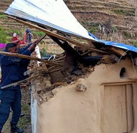 प्रहरीकाे सक्रियतामा  ५५ वटा  छाउपडी छाउगोठ भत्काइयो