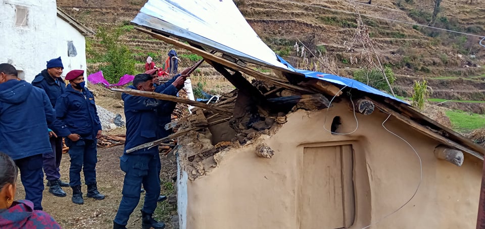 प्रहरीकाे सक्रियतामा  ५५ वटा  छाउपडी छाउगोठ भत्काइयो