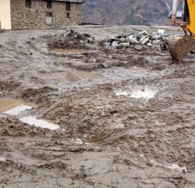 खुलामञ्चको माटोले पुरै बजार बन्यो हिलाम्मे