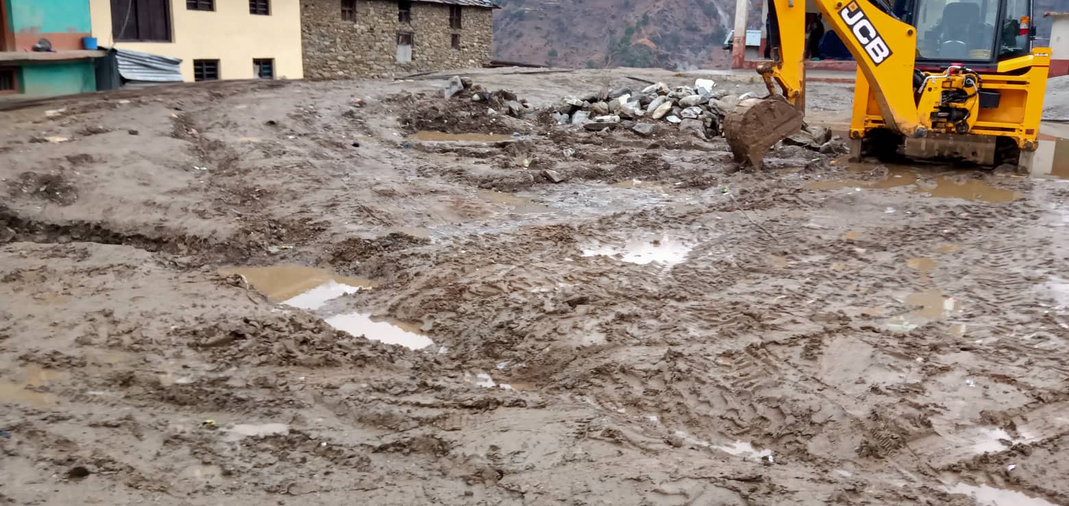 खुलामञ्चको माटोले पुरै बजार बन्यो हिलाम्मे