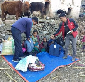 अलपत्र बालवालिकालाई घरमै पुगेर सहयोग