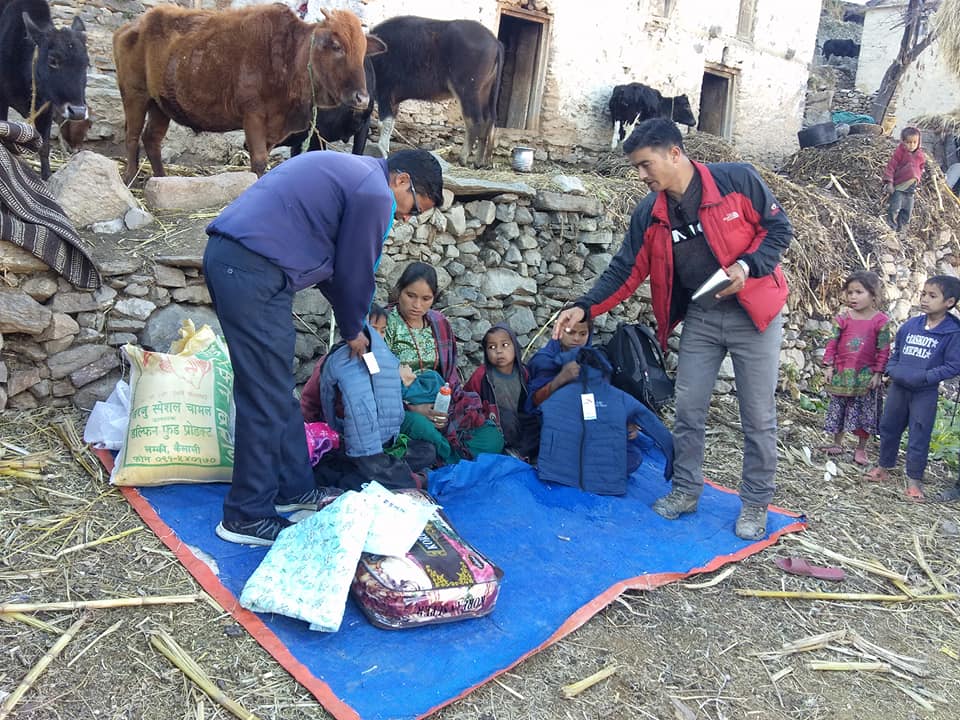 अलपत्र बालवालिकालाई घरमै पुगेर सहयोग