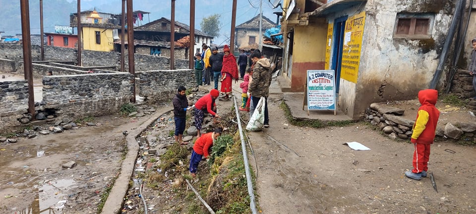 मार्तडी बजार सरसफाई अभियानमा प्रहरी र ब्यापारी