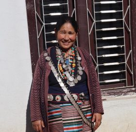 अाफ्नै कला सस्कृतिमा सजिएकि जनजाति महिला (फाेटाे फिचर)