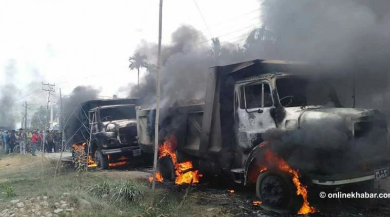 टिपरले किचेर महिलाको मृत्यु , आक्रोशित भिडले जलाए २६ ओटा टिपर