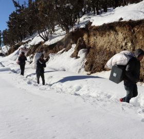 हिमपातका कारण जिल्लाको जनजिवन  हेर्नुहाेस (फाेटाे फिचर)