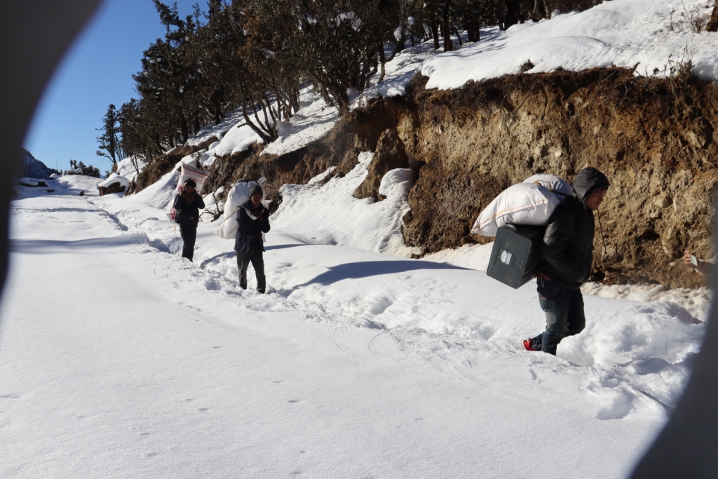 हिमपातका कारण जिल्लाको जनजिवन हेर्नुहाेस (फाेटाे फिचर)