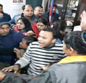 सूचना माग्‍ने पत्रकार मेयरकाे कार्यकक्षमै कुटिए !