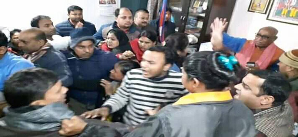 सूचना माग्‍ने पत्रकार मेयरकाे कार्यकक्षमै कुटिए !