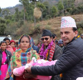 नगर प्रमुख शाह आफै पुगे, सेनेटरि प्याड बोकेर गाँउमा