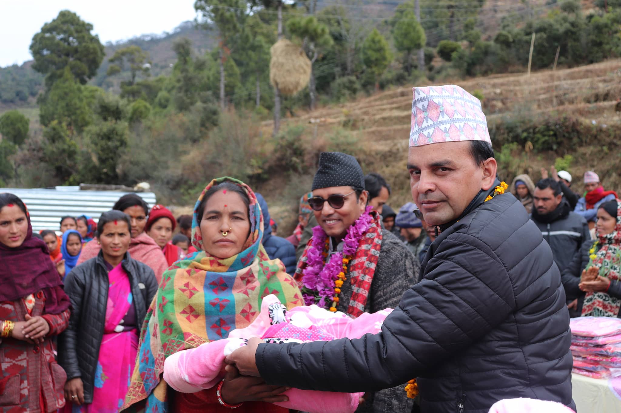 नगर प्रमुख शाह आफै पुगे, सेनेटरि प्याड बोकेर गाँउमा