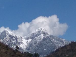 पर्यटक पर्खाइमा कालाजग्रा गुफाताल