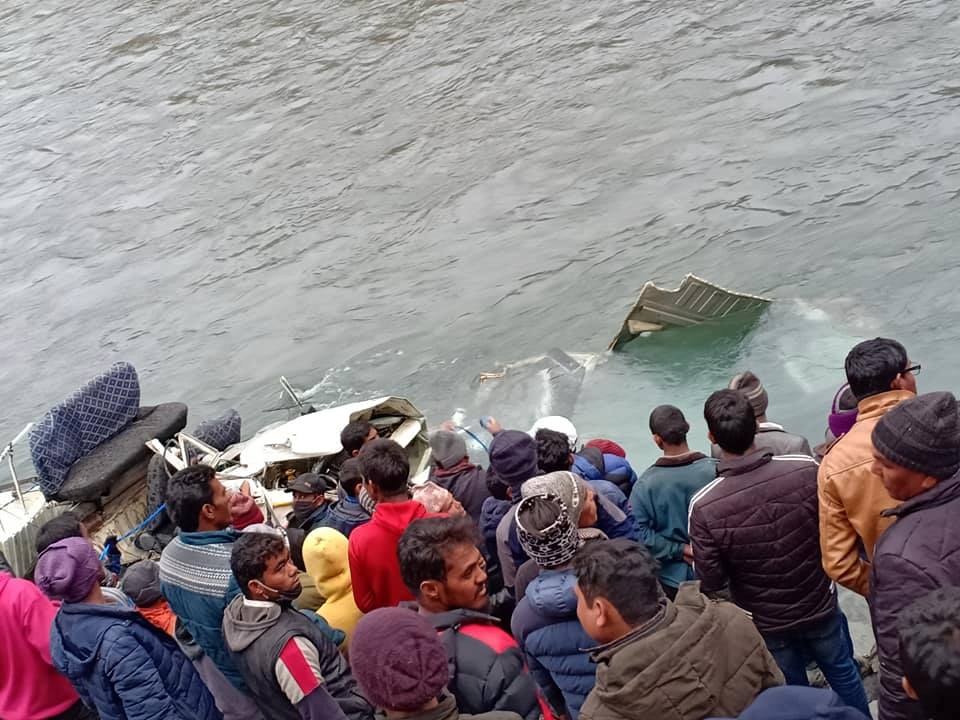 तस्बिरमा कर्णालिमा जिप दुर्घटना