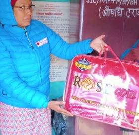 रेडक्रसकर्मी सुबेदीले गरिन एचआईभी संक्रमीत बालबालिकालाइ सहयोग