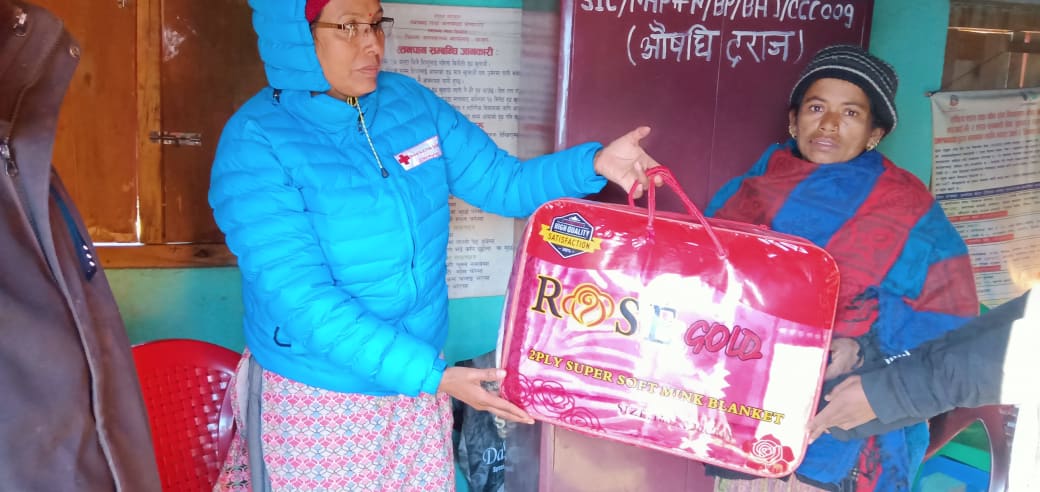 रेडक्रसकर्मी सुबेदीले गरिन एचआईभी संक्रमीत बालबालिकालाइ सहयोग