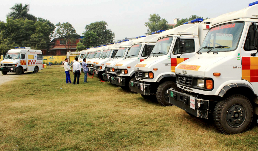 सुदूरपश्चिम सरकारले बाडेका एम्बुलेन्स : केही विग्रीए, केही सडक नहुँदा थन्किए