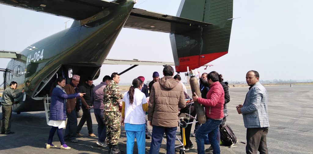 नेपाली सेनाको स्काई ट्रकमार्फत सुत्केरी महिलाको उद्धार