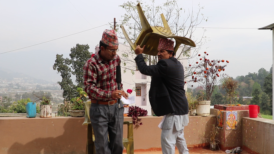 बिकासे नेतालाइ कुर्सीले प्रहार  हेर्नुहाेस भिडीयाे सहित