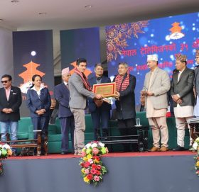 नेपाल टेलिभिजनको उत्कृष्ट संबाददातामा सम्मानीत भए  बडिमालिका खवरका सम्पादक  सिंह