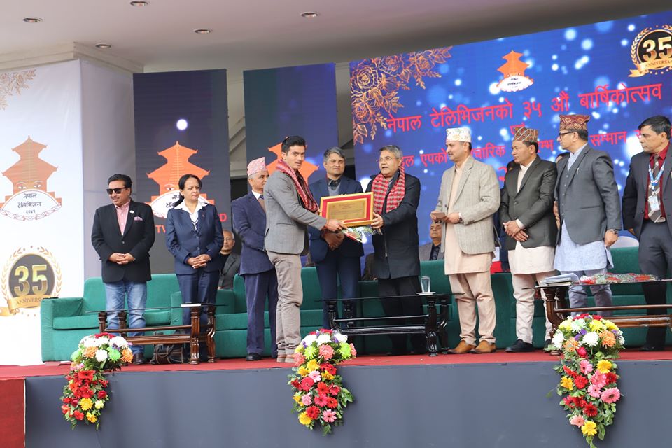 नेपाल टेलिभिजनको उत्कृष्ट संबाददातामा सम्मानीत भए बडिमालिका खवरका सम्पादक सिंह