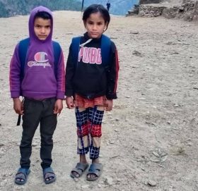 आमा र बुवाको मृत्यु पछि दुई भाइबहिनी बिच्चली