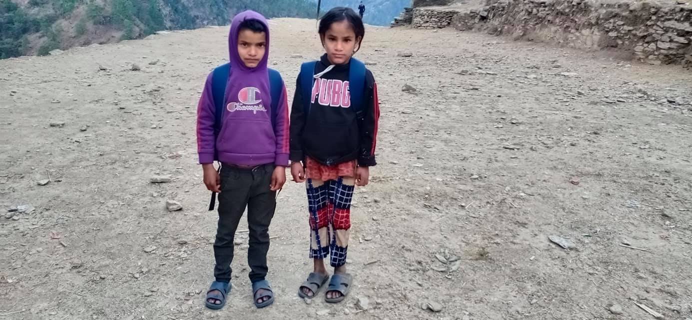 आमा र बुवाको मृत्यु पछि दुई भाइबहिनी बिच्चली