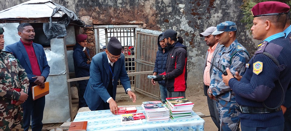 जिल्ला सुरक्षा समितिद्धारा कैदिबन्दीलाई स्टेशनरी सहयोग