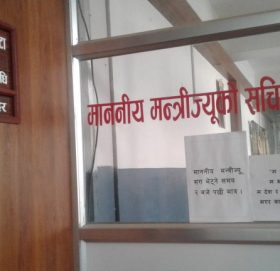 सञ्चारमन्त्री बास्कोटाको कार्यकक्षबाट धमाधम कागजपत्रहरु पोको पारेर बाहिर लगिदै